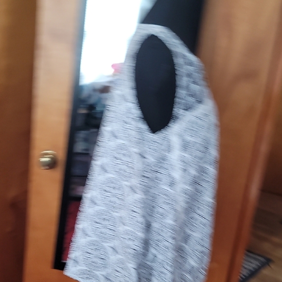 Crown & Ivy Black and White Geometric Blouse - Picture 6 of 7
